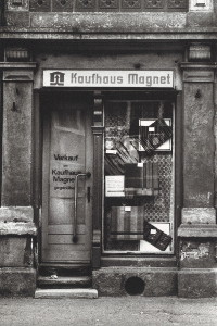 Kaufhaus Magnet, Dresden Freital, Sommer 1990.  Triptychon von Stefan Moses aus dem Band Le Moment fugitif, Nimbus Verlag S. 37, 38)